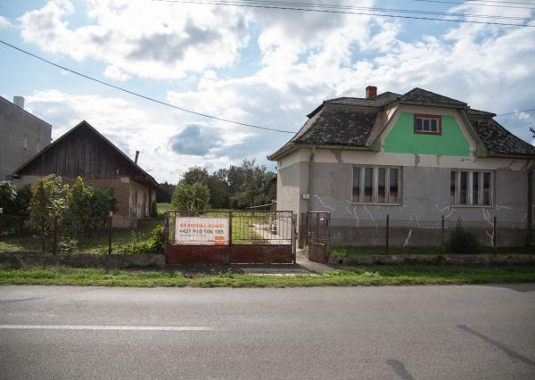 EXKLUZÍVNE vám ponúkame na predaj dva rodinné domy s veľkým pozemkom