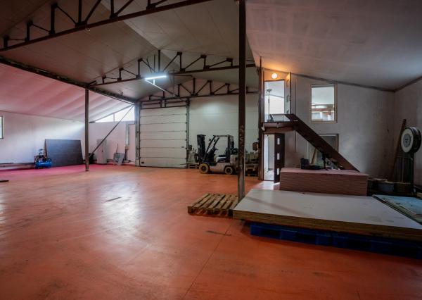 Na predaj výrobná a skladová hala o veľkosti 1.024m2 v meste Svidník