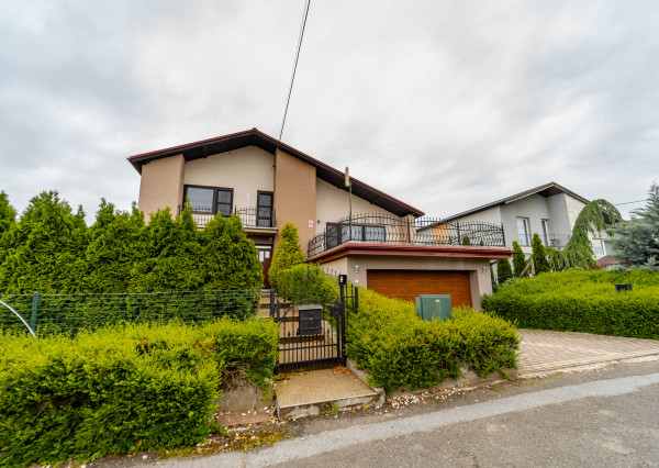 EXKLUZÍVNE vám ponúkame na predaj 5-izbový rodinný dom v príjemnej lokalite Veľkých Kapušian