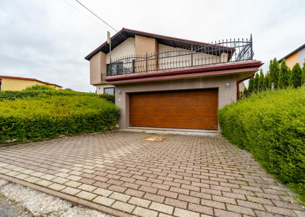 EXKLUZÍVNE vám ponúkame na predaj 5-izbový rodinný dom v príjemnej lokalite Veľkých Kapušian