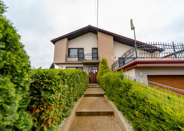 EXKLUZÍVNE vám ponúkame na predaj 5-izbový rodinný dom v príjemnej lokalite Veľkých Kapušian