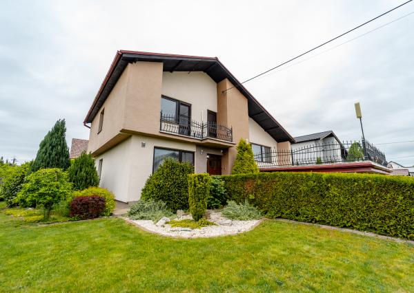 EXKLUZÍVNE vám ponúkame na predaj 5-izbový rodinný dom v príjemnej lokalite Veľkých Kapušian