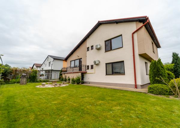 EXKLUZÍVNE vám ponúkame na predaj 5-izbový rodinný dom v príjemnej lokalite Veľkých Kapušian