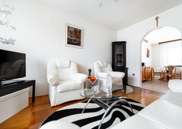 EXKLUZÍVNE vám ponúkame na predaj 5-izbový rodinný dom v príjemnej lokalite Veľkých Kapušian