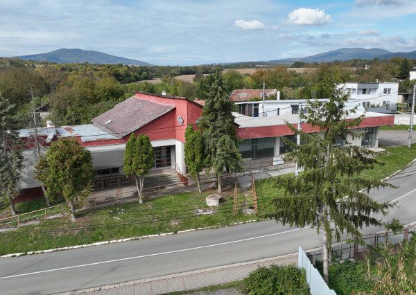 Ponúkame na predaj viacúčelový objekt vhodný na obchodné, skladové alebo prevádzkové účely v obci Slivník.