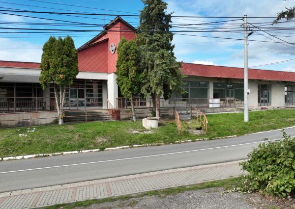 Ponúkame na predaj viacúčelový objekt vhodný na obchodné, skladové alebo prevádzkové účely v obci Slivník.