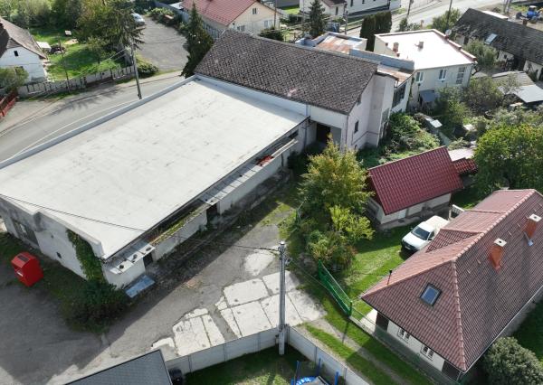 Ponúkame na predaj viacúčelový objekt vhodný na obchodné, skladové alebo prevádzkové účely v obci Slivník.