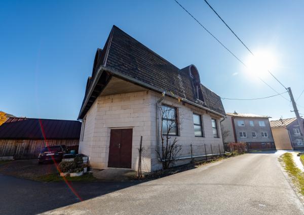 Výhradne ponúkame na predaj priestranný rozostavaný multifunkčný objekt (pôvodne RD) v pokojnej lokalite, v obci Chmelnica