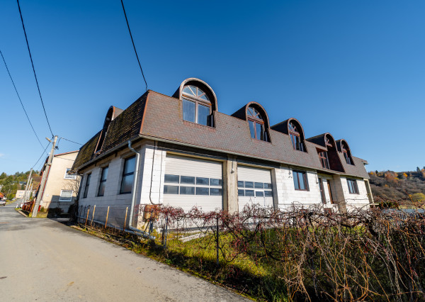 Výhradne ponúkame na predaj priestranný rozostavaný multifunkčný objekt (pôvodne RD) v pokojnej lokalite, v obci Chmelnica