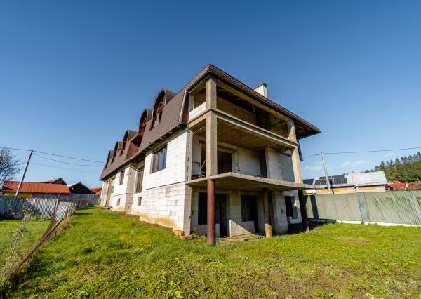 Výhradne ponúkame na predaj priestranný rozostavaný multifunkčný objekt (pôvodne RD) v pokojnej lokalite, v obci Chmelnica