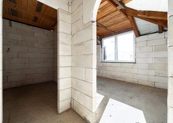 Výhradne ponúkame na predaj priestranný rozostavaný multifunkčný objekt (pôvodne RD) v pokojnej lokalite, v obci Chmelnica