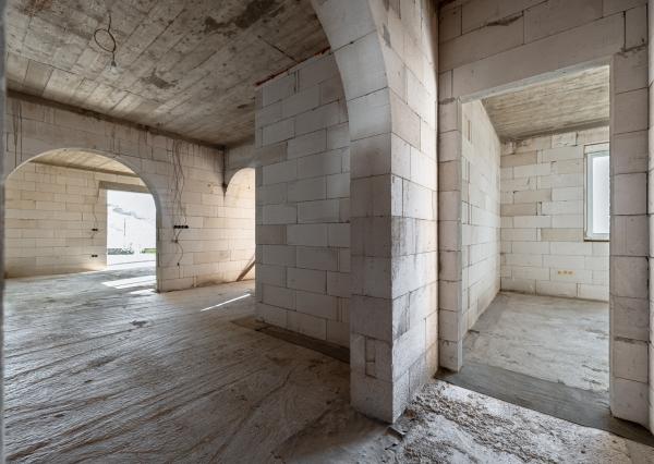 Výhradne ponúkame na predaj priestranný rozostavaný multifunkčný objekt (pôvodne RD) v pokojnej lokalite, v obci Chmelnica