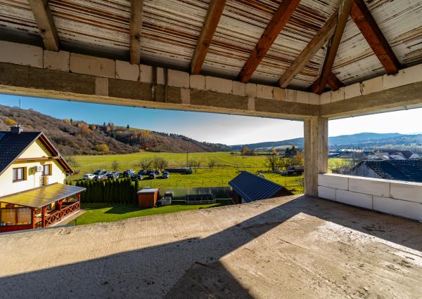 Výhradne ponúkame na predaj priestranný rozostavaný multifunkčný objekt (pôvodne RD) v pokojnej lokalite, v obci Chmelnica