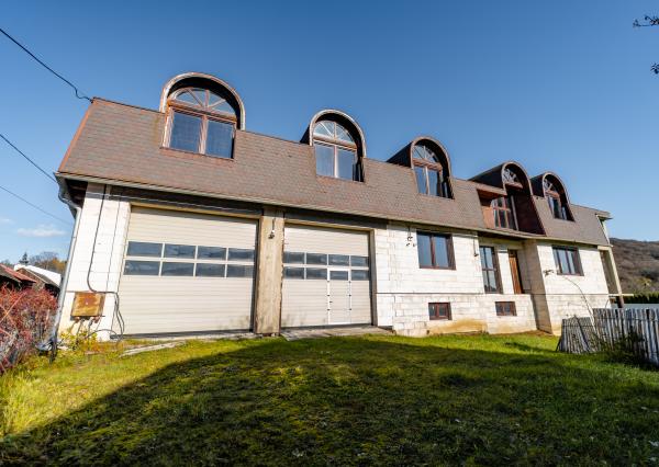 Výhradne ponúkame na predaj priestranný rozostavaný multifunkčný objekt (pôvodne RD) v pokojnej lokalite, v obci Chmelnica