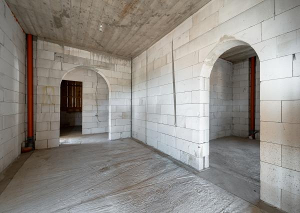 Výhradne ponúkame na predaj priestranný rozostavaný multifunkčný objekt (pôvodne RD) v pokojnej lokalite, v obci Chmelnica