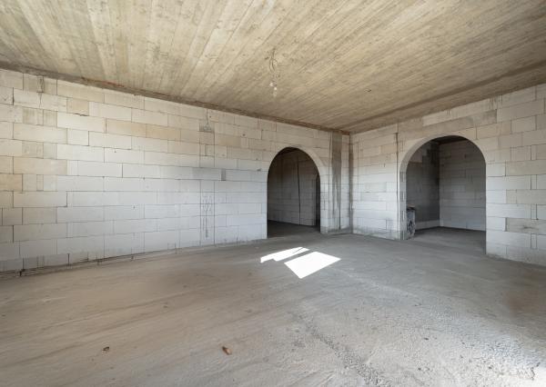 Výhradne ponúkame na predaj priestranný rozostavaný multifunkčný objekt (pôvodne RD) v pokojnej lokalite, v obci Chmelnica