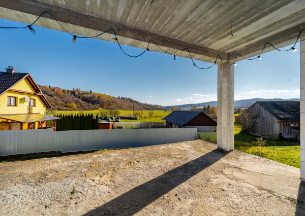 Výhradne ponúkame na predaj priestranný rozostavaný multifunkčný objekt (pôvodne RD) v pokojnej lokalite, v obci Chmelnica