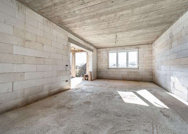 Výhradne ponúkame na predaj priestranný rozostavaný multifunkčný objekt (pôvodne RD) v pokojnej lokalite, v obci Chmelnica