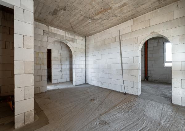 Výhradne ponúkame na predaj priestranný rozostavaný multifunkčný objekt (pôvodne RD) v pokojnej lokalite, v obci Chmelnica