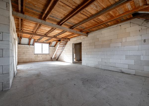 Výhradne ponúkame na predaj priestranný rozostavaný multifunkčný objekt (pôvodne RD) v pokojnej lokalite, v obci Chmelnica