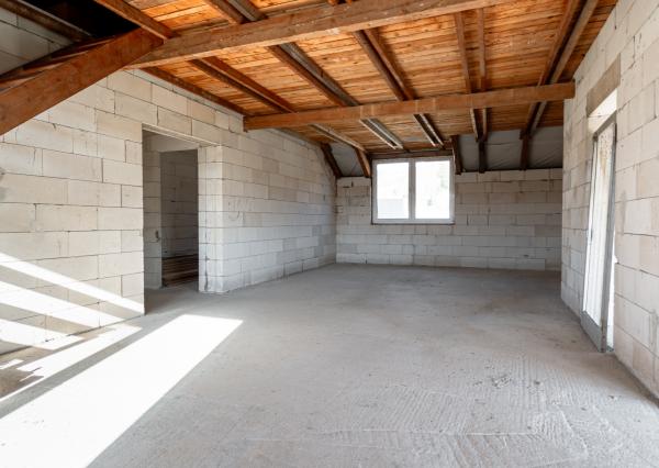 Výhradne ponúkame na predaj priestranný rozostavaný multifunkčný objekt (pôvodne RD) v pokojnej lokalite, v obci Chmelnica