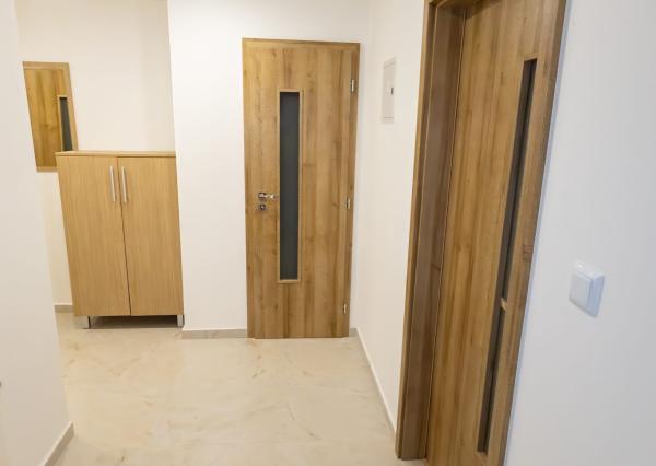 Exkluzívne Vám ponúkame na prenájom 2 izbový byt   v Humennom.