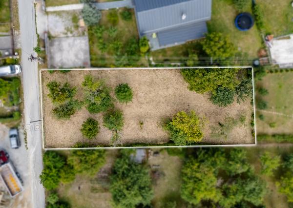 Ponúkam Vám na predaj stavebný pozemok v obci Hrašovík, ktorý je umiestnený v zastavanej časti s asfaltovou prístupovou cestou.