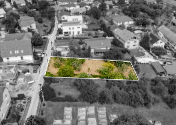 Ponúkam Vám na predaj stavebný pozemok v obci Hrašovík, ktorý je umiestnený v zastavanej časti s asfaltovou prístupovou cestou.