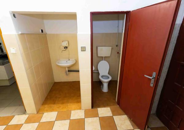 Exkluzívne Vám ponúkame na prenájom  polyfunkčný objekt v Lackovciach