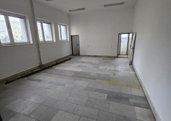 Exkluzívna ponuka! Ponúkam na prenájom obchodný priestor vhodný na podnikanie a prevádzku v centre mesta Poprad, ul. J. Curieho