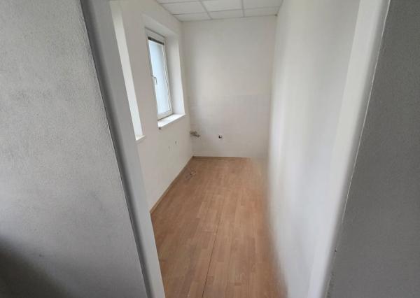 Exkluzívna ponuka! Ponúkam na prenájom obchodný priestor vhodný na podnikanie a prevádzku v centre mesta Poprad, ul. J. Curieho