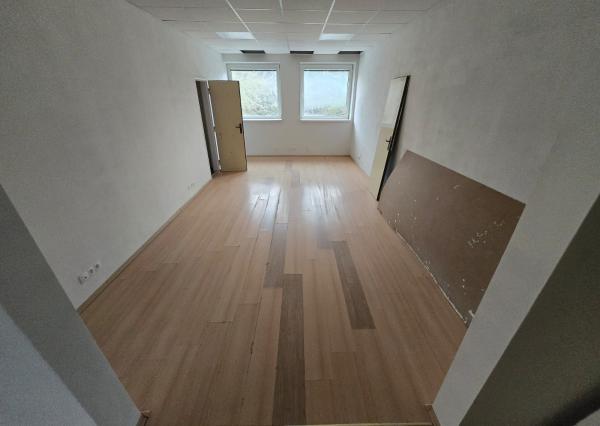 Exkluzívna ponuka! Ponúkam na prenájom obchodný priestor vhodný na podnikanie a prevádzku v centre mesta Poprad, ul. J. Curieho