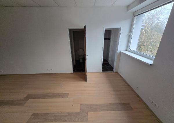 Exkluzívna ponuka! Ponúkam na prenájom obchodný priestor vhodný na podnikanie a prevádzku v centre mesta Poprad, ul. J. Curieho