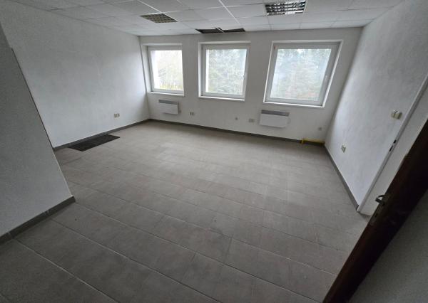 Exkluzívna ponuka! Ponúkam na prenájom obchodný priestor vhodný na podnikanie a prevádzku v centre mesta Poprad, ul. J. Curieho