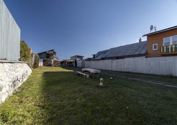 Starší rodinný dom na predaj – tichá lokalita Kravany, blízko Popradu !