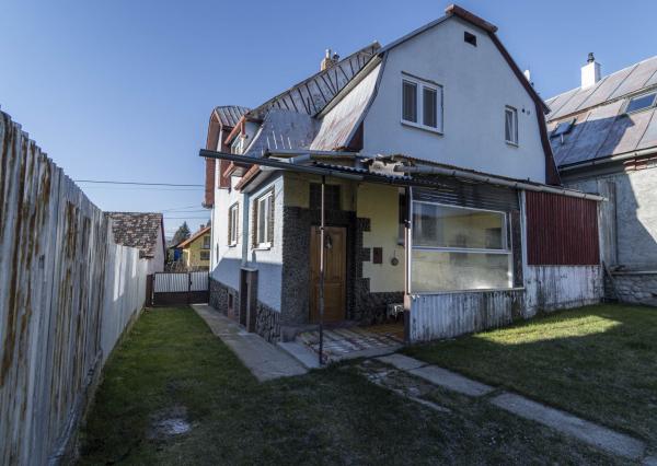 Starší rodinný dom na predaj – tichá lokalita Kravany, blízko Popradu !
