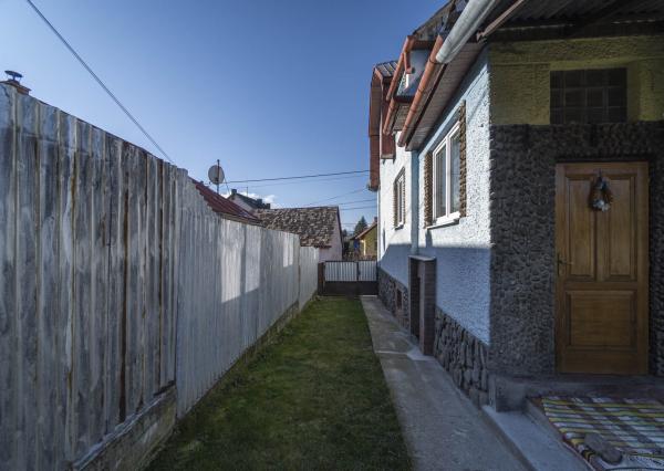 Starší rodinný dom na predaj – tichá lokalita Kravany, blízko Popradu !