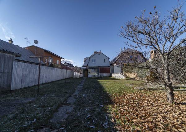 Starší rodinný dom na predaj – tichá lokalita Kravany, blízko Popradu !
