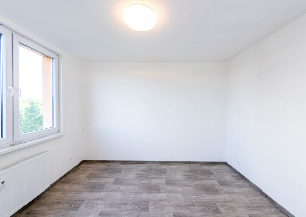 Exkluzívne Vám ponúkame na prenájom  nezariadený 2 izbový byt v Humennom