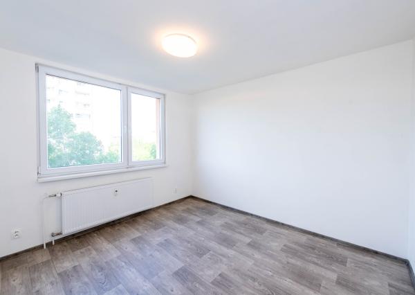 Exkluzívne Vám ponúkame na prenájom  nezariadený 2 izbový byt v Humennom