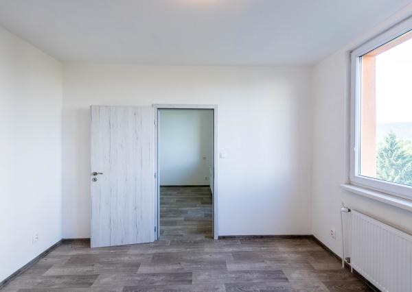 Exkluzívne Vám ponúkame na prenájom  nezariadený 2 izbový byt v Humennom