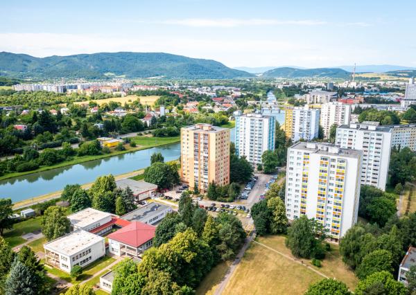Exkluzívne Vám ponúkame na prenájom  nezariadený 2 izbový byt v Humennom
