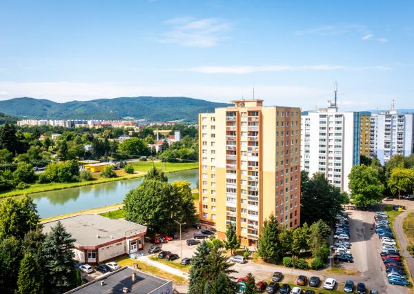 Exkluzívne Vám ponúkame na prenájom  nezariadený 2 izbový byt v Humennom