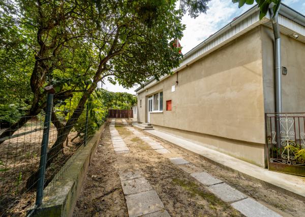 EXKLUZÍVNE vám ponúkame na predaj útulný 4 izbový rodinný dom s príslušenstvom a so slnečným pozemkom v obci Kapoňa (okr.Trebišov)