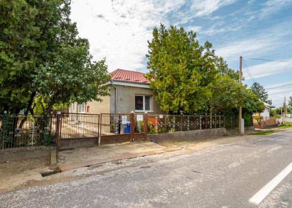 EXKLUZÍVNE vám ponúkame na predaj útulný 4 izbový rodinný dom s príslušenstvom a so slnečným pozemkom v obci Kapoňa (okr.Trebišov)