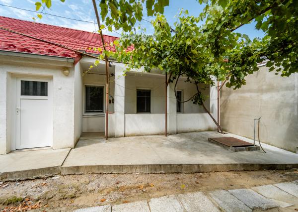 EXKLUZÍVNE vám ponúkame na predaj útulný 4 izbový rodinný dom s príslušenstvom a so slnečným pozemkom v obci Kapoňa (okr.Trebišov)