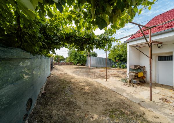 EXKLUZÍVNE vám ponúkame na predaj útulný 4 izbový rodinný dom s príslušenstvom a so slnečným pozemkom v obci Kapoňa (okr.Trebišov)