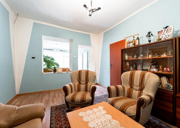 EXKLUZÍVNE vám ponúkame na predaj útulný 4 izbový rodinný dom s príslušenstvom a so slnečným pozemkom v obci Kapoňa (okr.Trebišov)