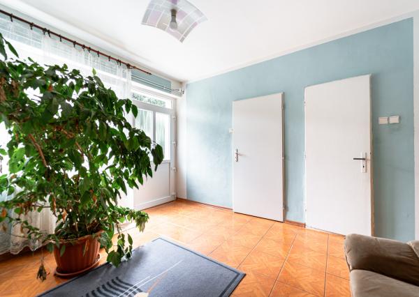 EXKLUZÍVNE vám ponúkame na predaj útulný 4 izbový rodinný dom s príslušenstvom a so slnečným pozemkom v obci Kapoňa (okr.Trebišov)