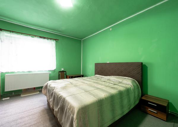 EXKLUZÍVNE vám ponúkame na predaj útulný 4 izbový rodinný dom s príslušenstvom a so slnečným pozemkom v obci Kapoňa (okr.Trebišov)